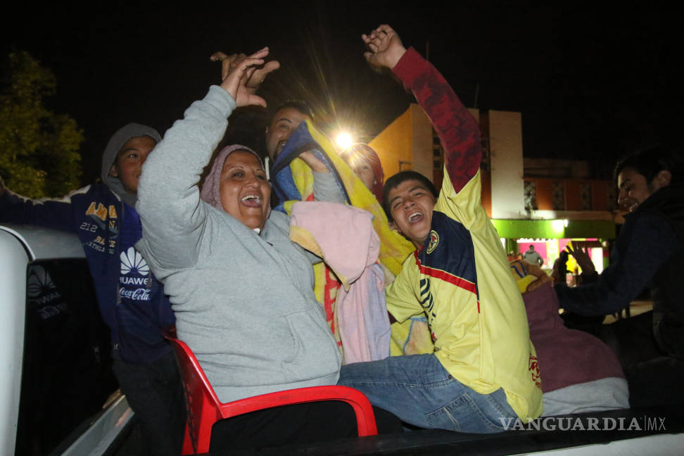 $!Aficionados del América festejan en calles de Saltillo el título 13 de las Águilas