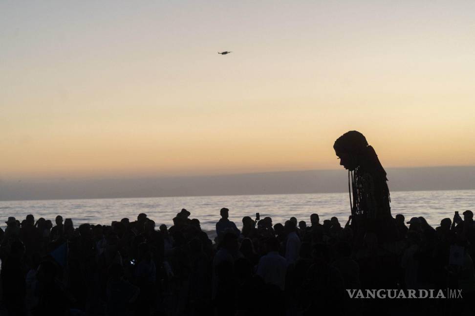 $!Cientos de personas recibieron alegremente con música, bailes, cantos y mucha ilusión a la pequeña gigante Amal en Tijuana.