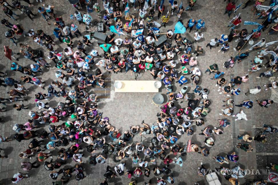 $!Ciudadanos y activistas participan en una olla popular en contra de las medidas económicas planteadas por el presidente de Argentina | Foto: EFE
