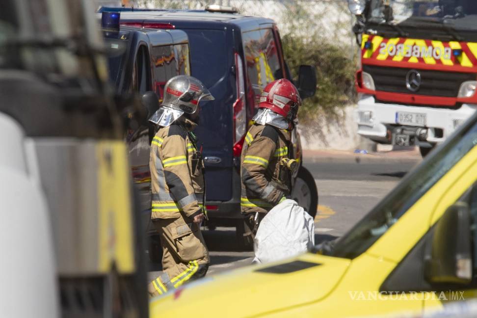 $!La Dirección General de Seguridad Ciudadana y Emergencias devastada por las llamas en un incendio declarado sobre las 6 de la mañana en la zona de Las Atalayas de los fallecidos en el incendiO.