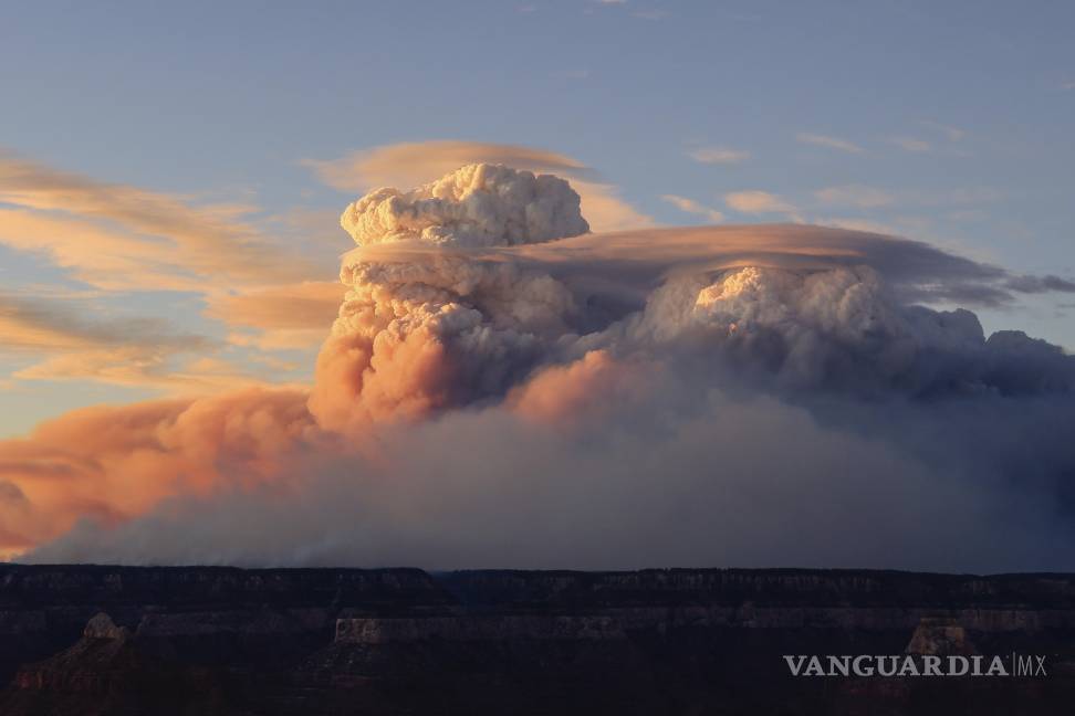 $!En esta foto proporcionada por Lin Chao, se ven nubes de fuego sobre el ramal sur del Gran Cañón, en Arizona, el domingo 27 de julio de 2025.