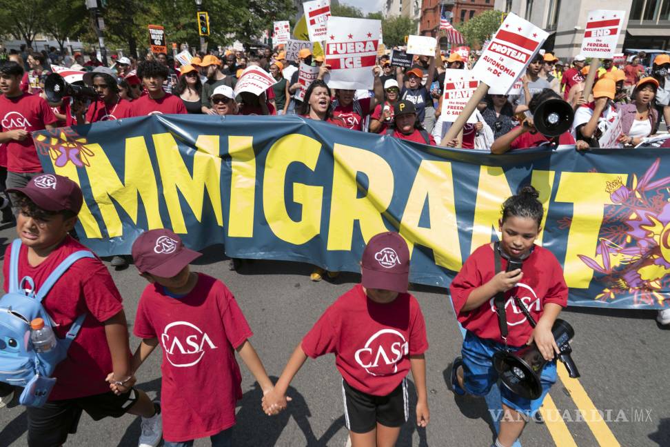 $!Manifestantes protestan contra el despliegue de fuerzas federales y de la Guardia Nacional por parte del presidente Donald Trump en Washington.