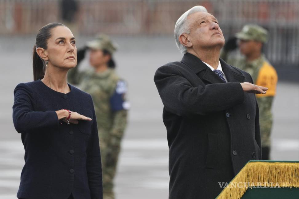 $!ARCHIVO - La futura presidenta de México Claudia Sheinbaum y el mandatario saliente, Andrés Manuel López Obrador, asisten a un evento en homenaje a las víctimas de los terremotos de 1985 y 2017, en el Zócalo, la principal plaza de Ciudad de México, el 19 de septiembre de 2024. (AP Foto/Fernando Llano, Archivo)