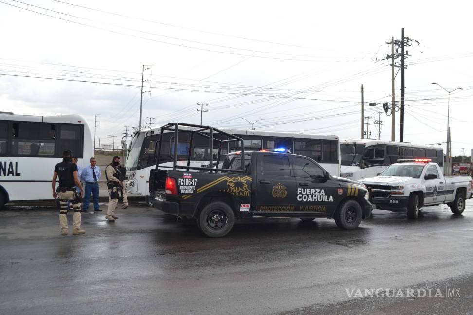 $!Oficiales de Fuerza Coahuila ignoran rojo en Saltillo; causan choque y amenazan a los testigos