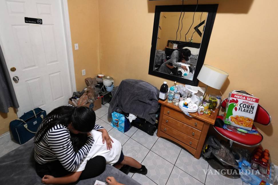 $!Jakelin Pasedo abraza a su hijo de cinco años en la habitación de motel en la que vive en Miami con sus dos hijos, todos ellos con estatus de refugiados.