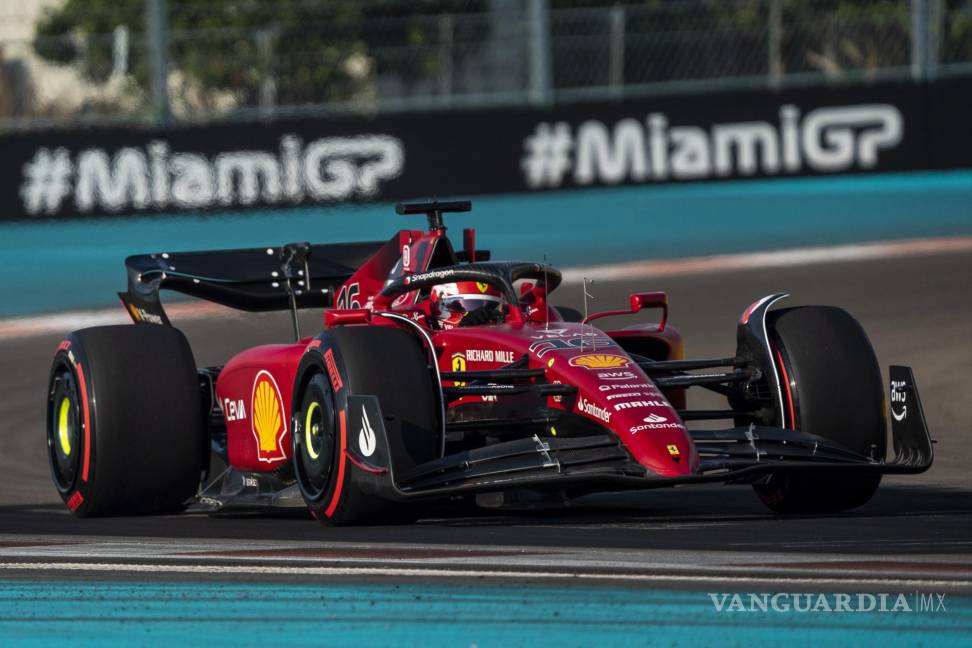 $!El piloto de Mónaco, Charles Leclerc, de la Scuderia Ferrari, en acción durante los entrenamientos libres 2 del Gran Premio de Fórmula 1 de Miami.