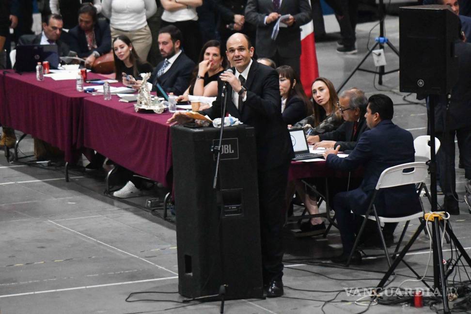 $!Jericó Abramo, diputado del PRI, da su discurso durante su intervención en la sesión ordinaria en la que se discute la iniciativa de reforma al Poder Judicial.