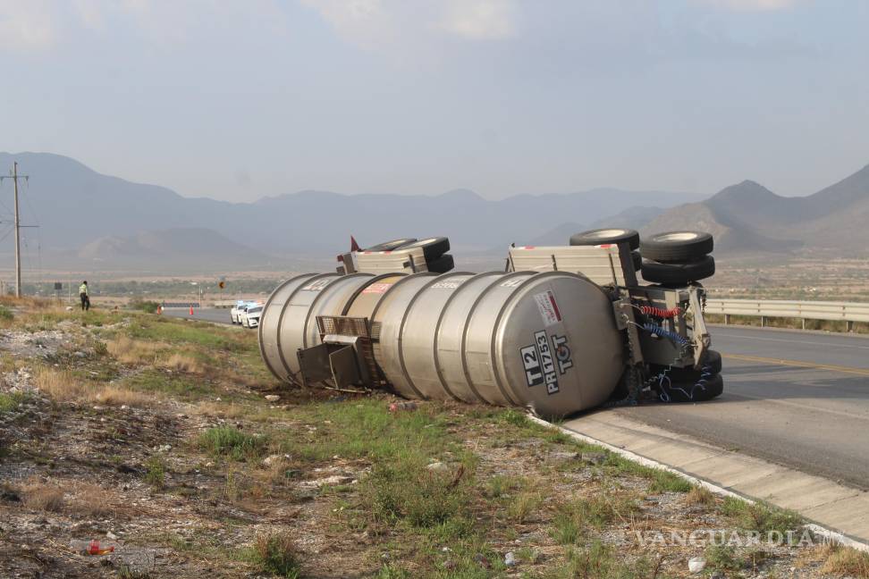 Tanque de diésel de tráiler se desprende y vuelca en la carretera Saltillo-Zacatecas