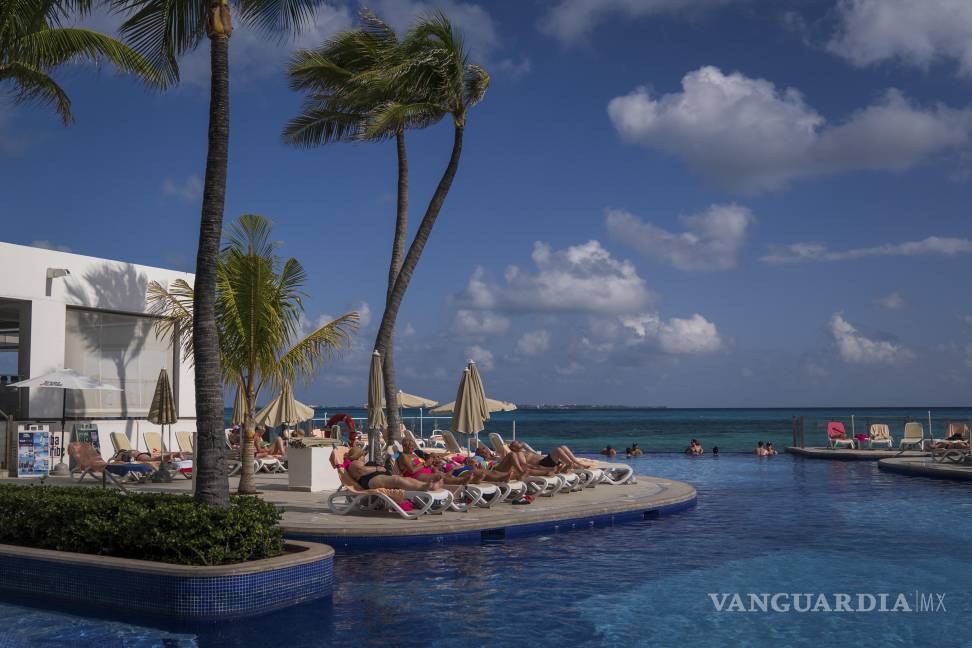 $!Turistas en un resort en Cancún. Los funcionarios estadounidenses dicen que los destinos turísticos populares brindan a los agentes rusos cobertura para realizar operaciones de espionaje.