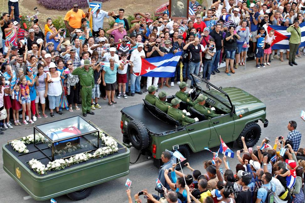 $!Imagen del 2 de diciembre de 2016, que muestra personas en el pueblo de Holguín mientras reciben las cenizas de Fidel Castro, en Holguín, Cuba. EFE/Ernesto Mastrascusa
