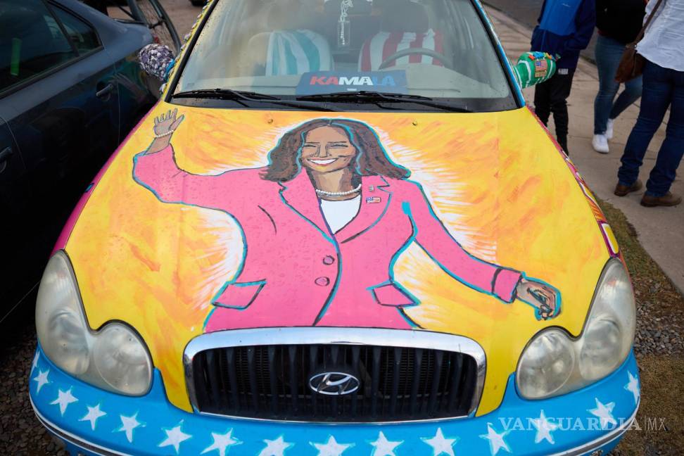 $!Un automóvil con una imagen de la candidata demócrata a la presidencia, la vicepresidenta de Estados Unidos, Kamala Harris en Ocotillo en Phoenix, Arizona.