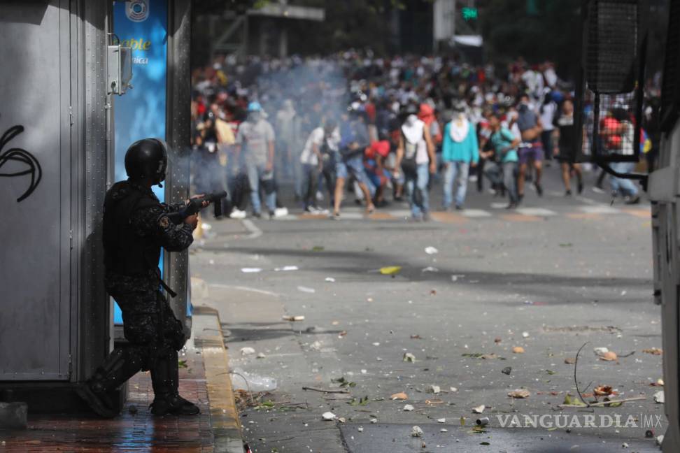 $!Con gas lacrimógeno policía dispersa a manifestantes opositores en Venezuela
