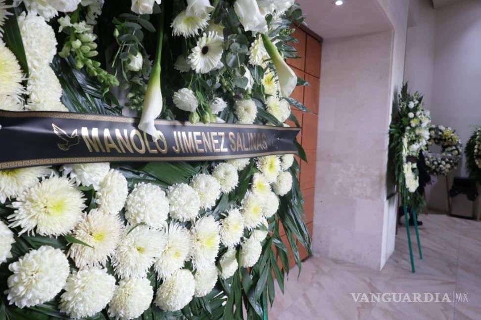 $!Políticos llevaron arreglos florales al exservidor público.