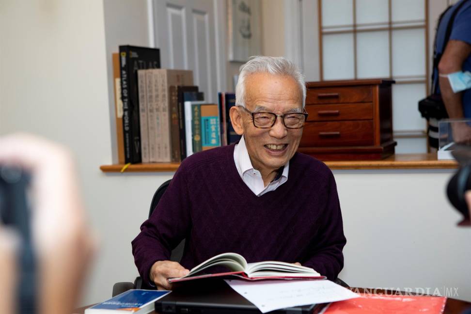 $!Una fotografía facilitada por la Universidad de Princeton muestra al investigador estadounidense nacido en Japón y premio Nobel de Física en 2021, Syukuro Manabe, en su casa, la mañana del anuncio del Premio Nobel, en Princeton, Nueva Jersey, Estados Unidos. EFE/EPA/Denise Applewhite/Universidad de Princeton