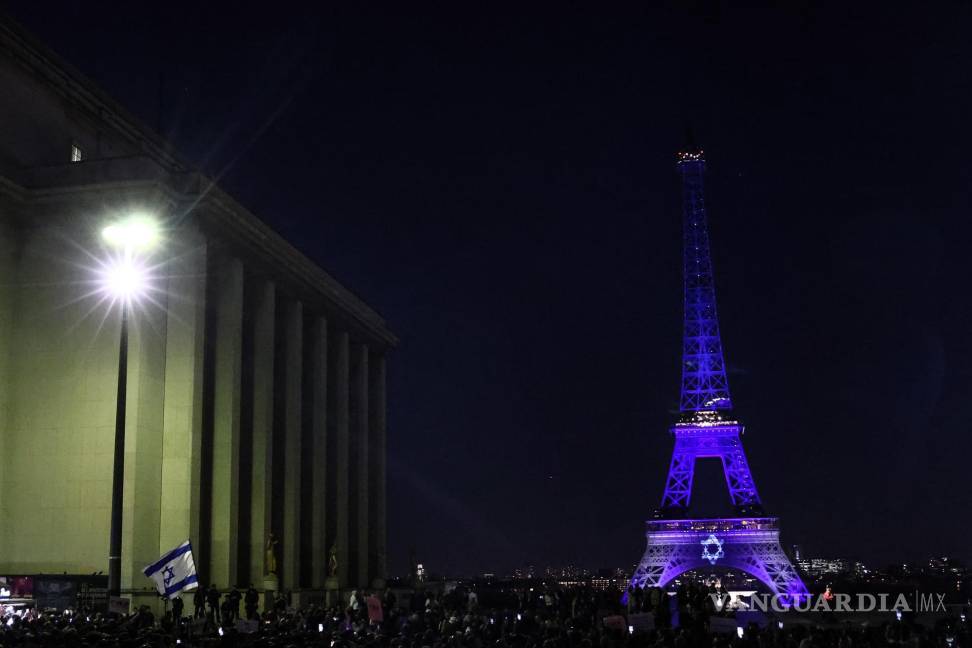 $!La Torre Eiffel se ilumina con los colores de la bandera israelí durante una manifestación en apoyo de Israel en París, Francia, el 9 de octubre de 2023.