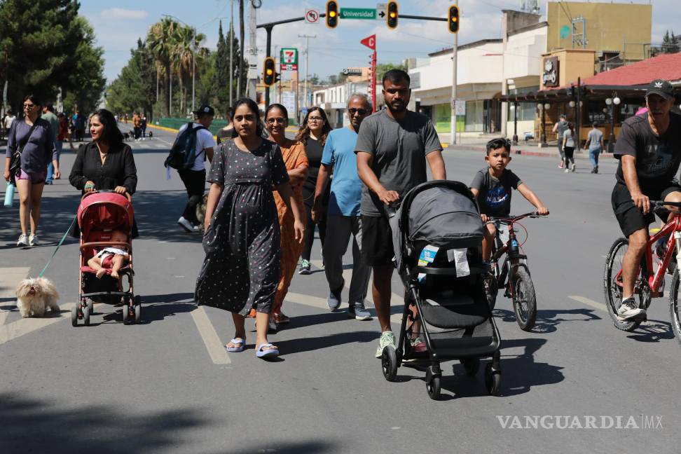 $!Niños, jóvenes y adultos disfrutan del paseo en bicicleta, patines o caminando, acompañados incluso por sus mascotas.