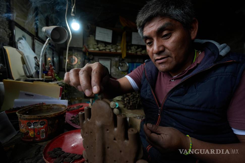 $!El artesano mexicano Hilario Hernández trabaja en una frágil pieza de barro en su taller en Metepec, Estado de México.