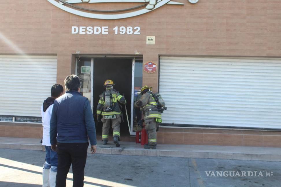 Descuido provoca incendio de manteca en carnicería de Saltillo; evacúan a 20