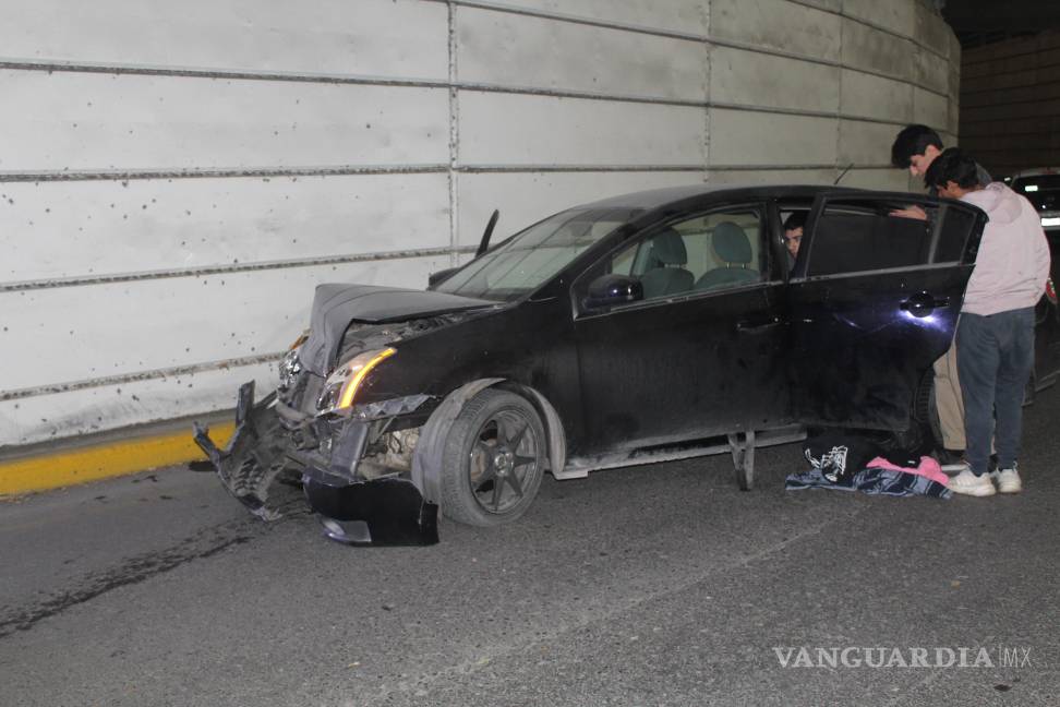 Tres jóvenes resultan heridos en choque en el distribuidor vial Venustiano Carranza