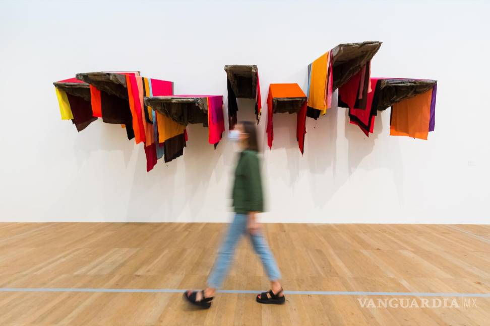 $!Una persona pasa junto a una obra sin título de Phyllida Barlow en la Tate Modern Gallery de Londres, Gran Bretaña.