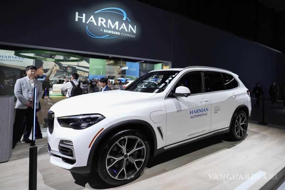 $!Un automóvil con tecnologías Samsung y Harman se exhibe en un stand de Samsung durante la feria tecnológica CES 2025 en Las Vegas.