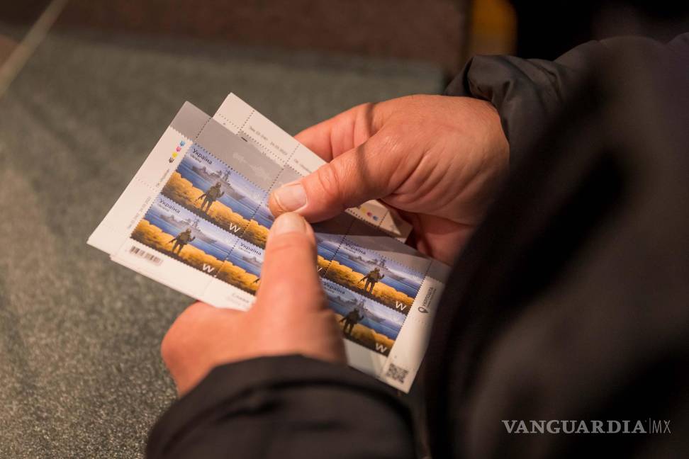 $!Un hombre acaba de comprar un timbre postal que celebra el hundimiento del buque insignia de la flota rusa del mar Negro, el Moskva.