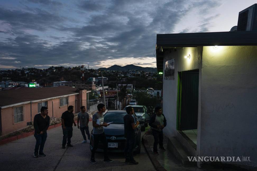 $!Varios migrantes llegan al refugio para migrantes de San Juan Bosco en Nogales, México.