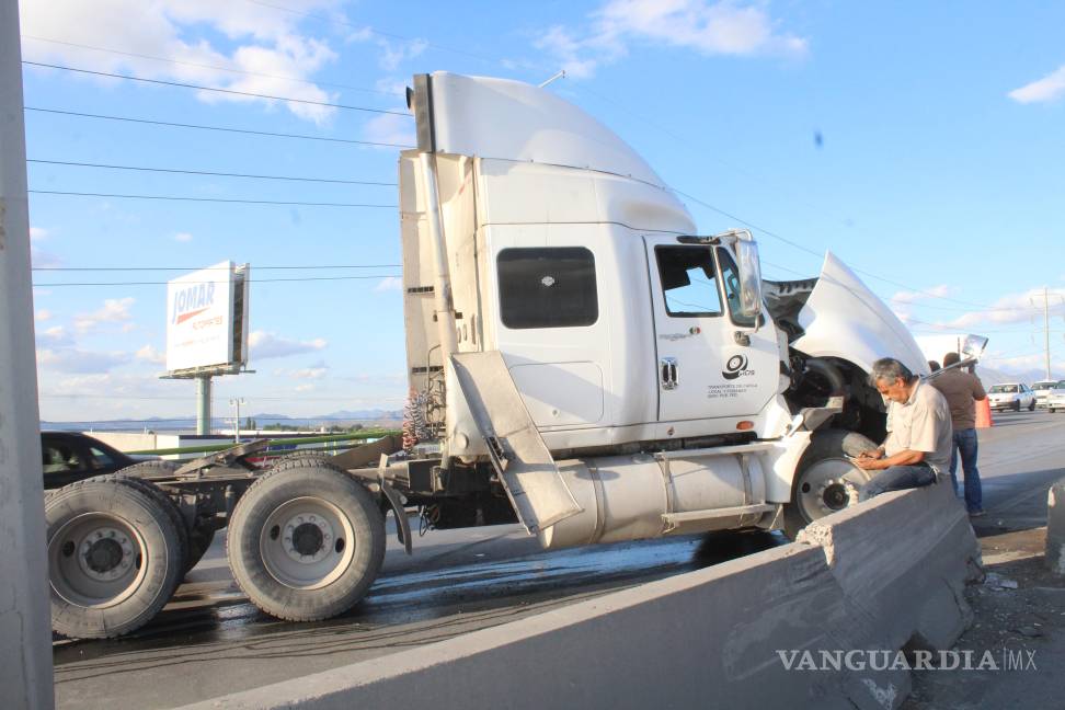 Tráiler provoca caos vial en bulevar Fundadores, en Saltillo, tras accidente sin lesionados