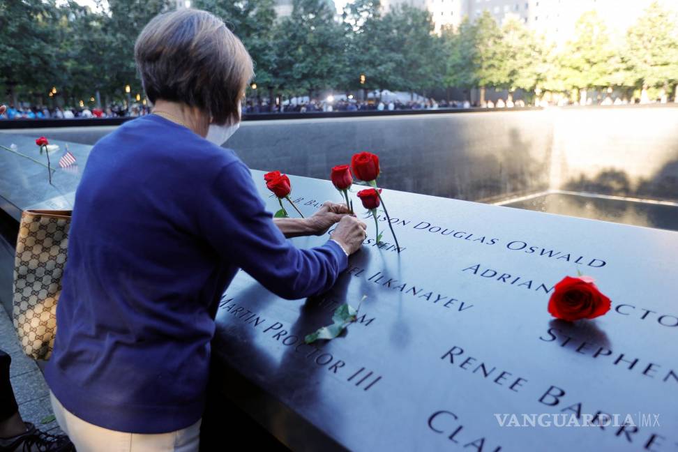 $!Una mujer coloca flores en el 9/11 Memorial en el vigésimo aniversario de los ataques del 11 de septiembre en Manhattan, Ciudad de Nueva York. EFE/EPA/Mike Segar