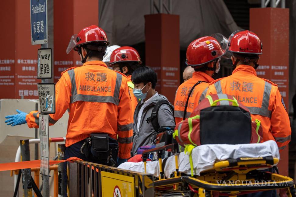 $!Un hombre pasa junto a los paramédicos después de ser evacuado del edificio del World Trade Center en Causeway Bay, Hong Kong, China. EFE/EPA/Jerome Favre