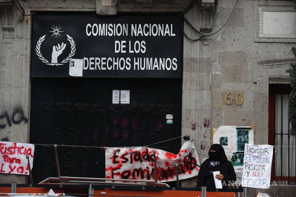 $!Feministas convierten la Comisión Nacional de Derechos Humanos en su albergue