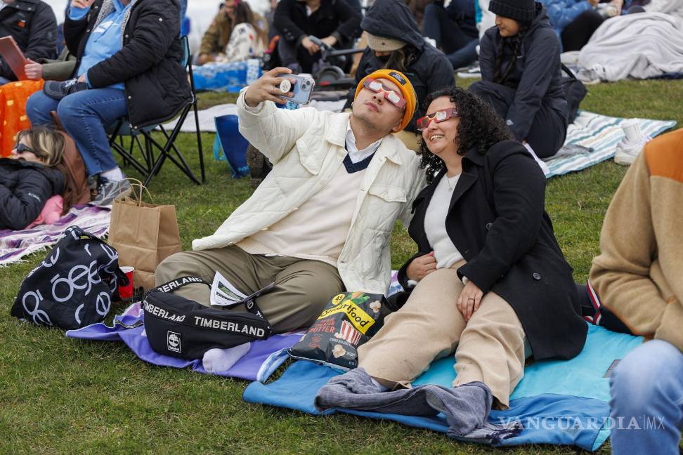 Así cautiva, maravilla y asombra el eclipse solar desde Mazatlán hasta la isla de Terranova (fotos)