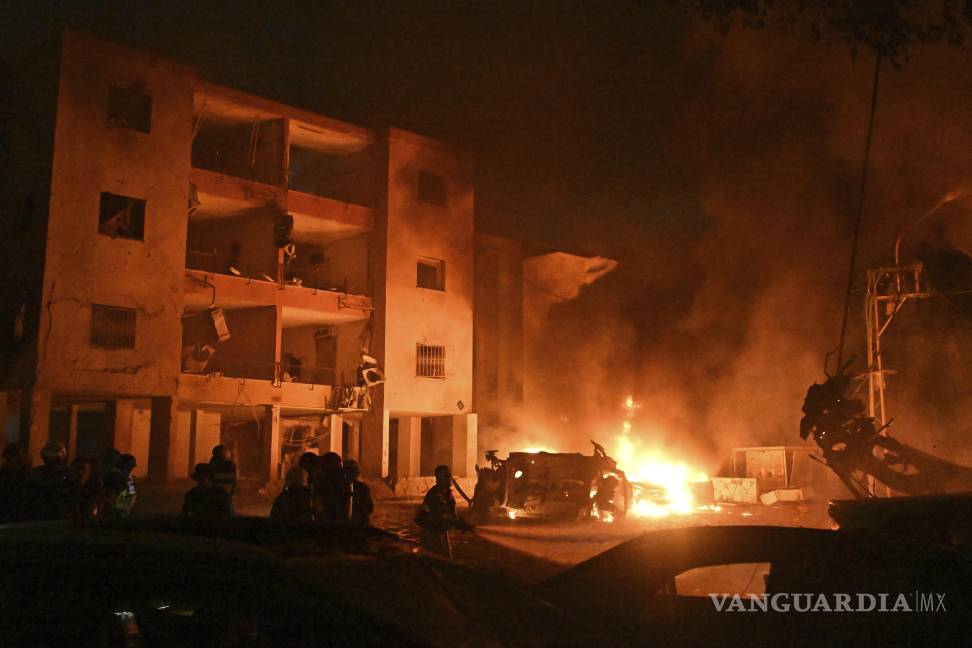 $!Los bomberos trabajan para extinguir un incendio después de que un misil lanzado desde Irán impactara Haifa, en el norte de Israel.