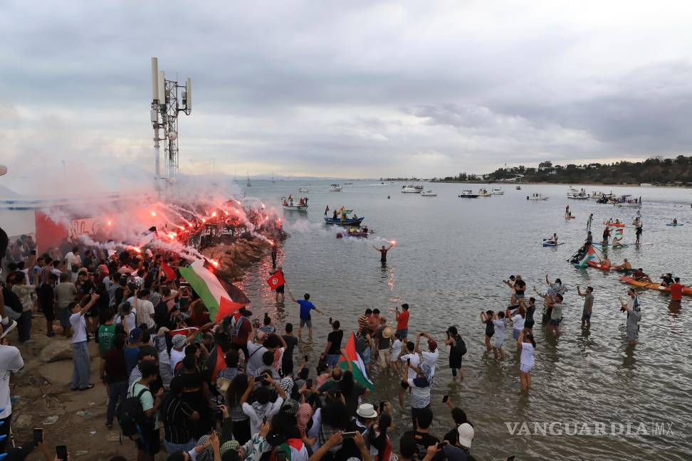 $!Personas mostran su apoyo a la Flotilla Global Sumud antes de su partida programada para entregar ayuda a Gaza en medio del bloqueo israelí en Túnez.
