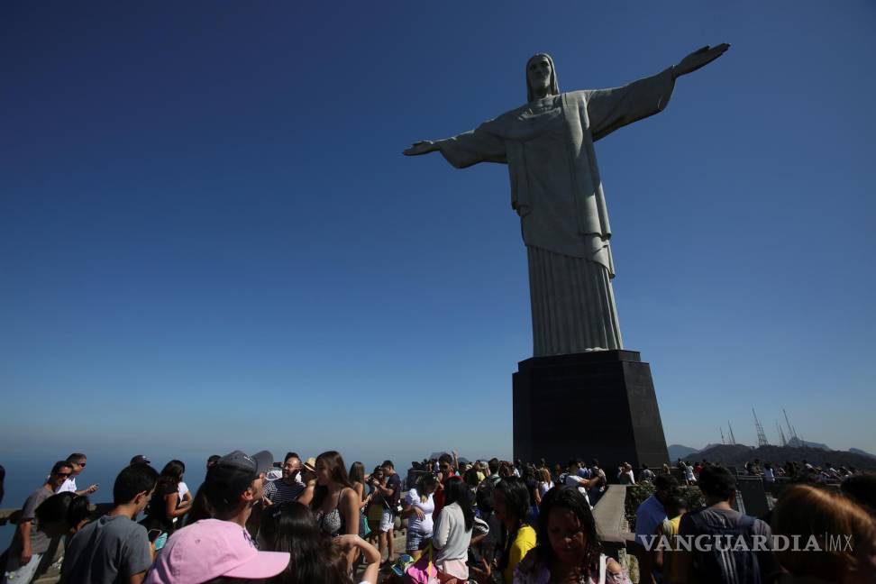 $!Fotografía de archivo fechada el 12 de agosto de 2015 que muestra varios turistas mientras visitan la estatua del Cristo Redentor, en Río de Janeiro (Brasil). EFE/Antonio Lacerda