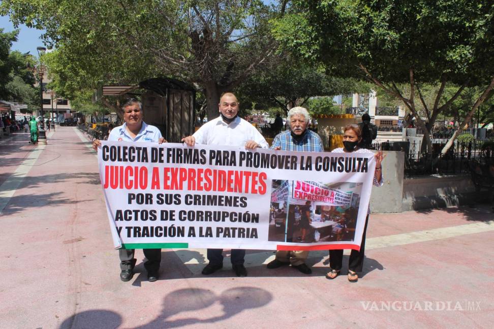 $!Dos grupos recolectan firmas en Torreón para juicio de expresidentes