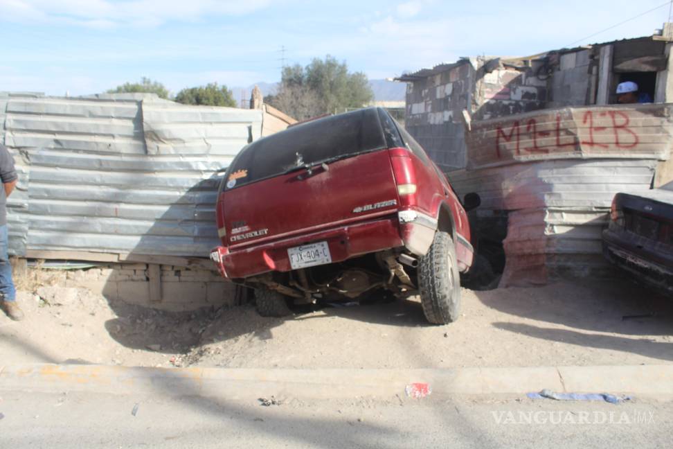 Choca, atropella a dos niños y una mujer y cae al patio de una casa, en Saltillo
