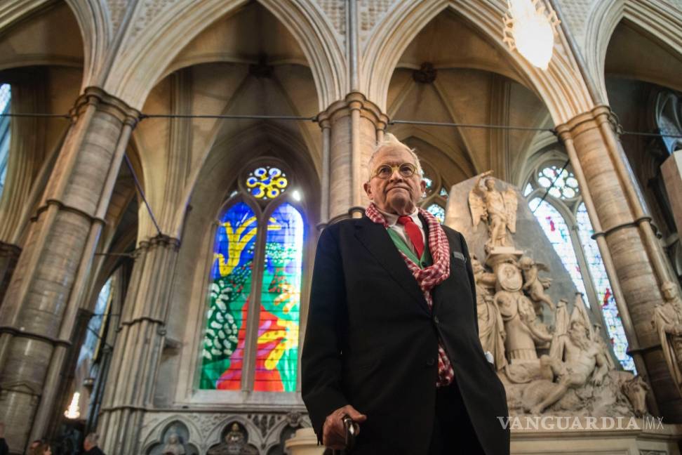 $!David Hockney firma un vitral dedicado a Isabel II en abadía de Westminster
