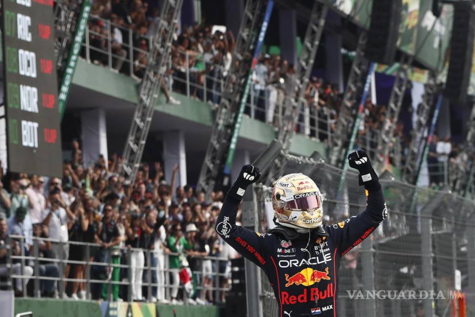 $!El holandés Max Vertapeppen, de Red Bull Racing, celebra al ganar en el Gran Premio de Fórmula Uno de Ciudad de México.
