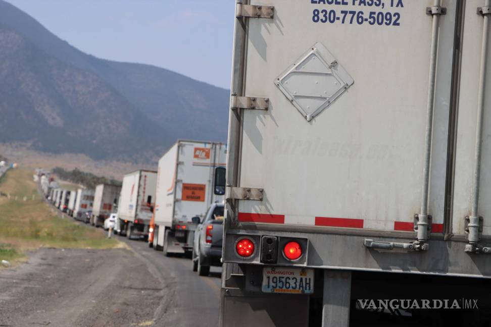 $!El transporte de carga está teniendo retrasos en sus traslados, al formarse filas de hasta 20 kilómetros.