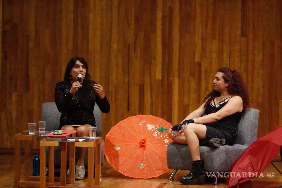 $!La defensora de derechos humanos y trabajadora sexual Natalia Lane (i) y la fundadora de Comando Trans Interseccional en Mérida, Muñeca Martínez, participan este martes durante el anuncio de la Coalición Laboral (CLaP), en Ciudad de México (México) | Foto: EFE