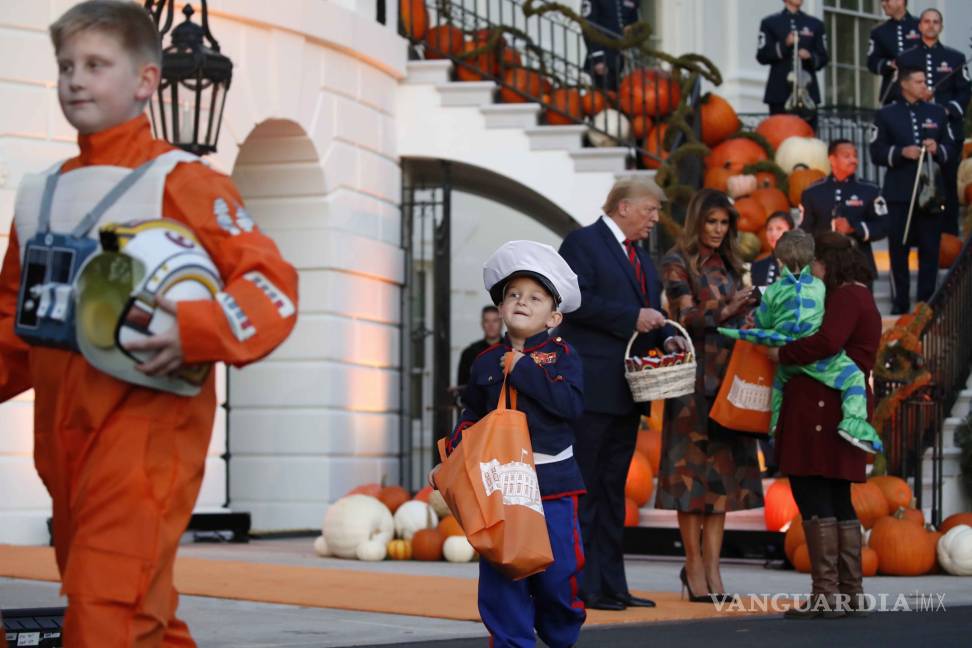 $!Donald Trump reparte dulces a niños por Halloween en la Casa Blanca