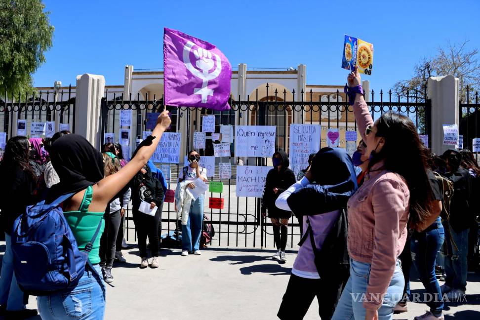 $!En los carteles contra estos docentes, las alumnas relataron que los castigos por llegar tarde a clases en algún momento se volvieron físicos al jalonear de las caderas a las alumnas.