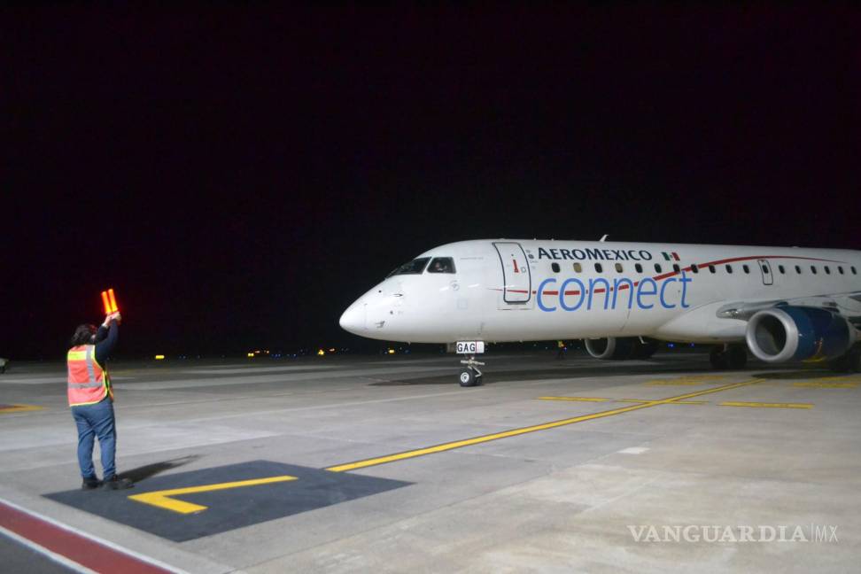 $!Cuitláhuac García encabezó la inauguración de vuelos del AIFA al Aeropuerto Internacional Gral. Heriberto Jara Corona, en Veracruz.