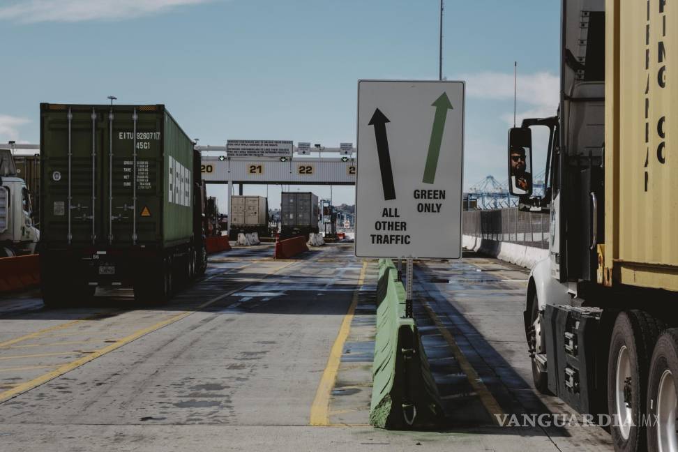 $!En el puerto de Los Ángeles hay un carril especial para camiones ecoamigables.