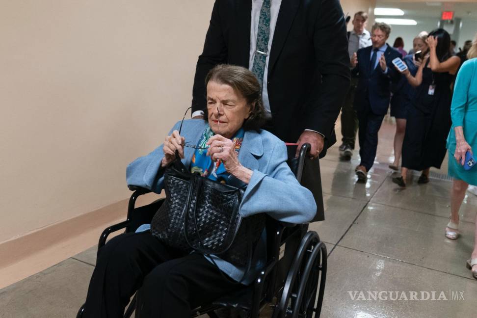 $!La senadora Dianne Feinstei demócrata por California de 90 años, se dirige a una votación en el Capitolio en Washington.