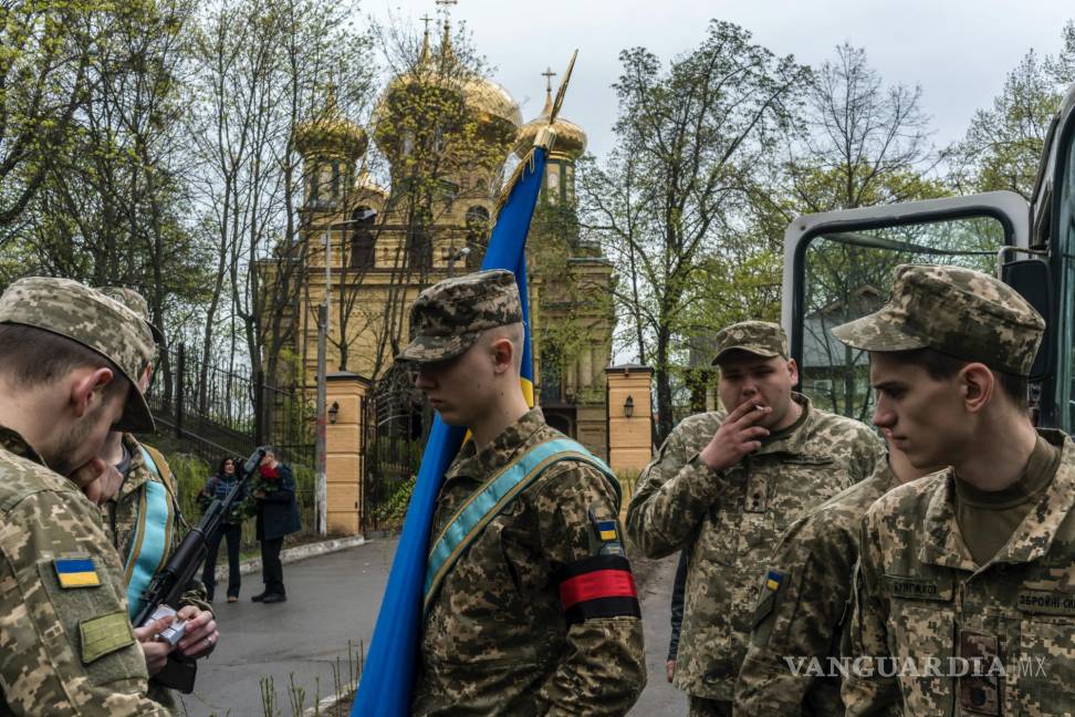 $!Los cadetes de una academia militar local se preparan para servir como guardia de honor en el funeral de Mykola Zhezherun, un soldado ucraniano que murió.