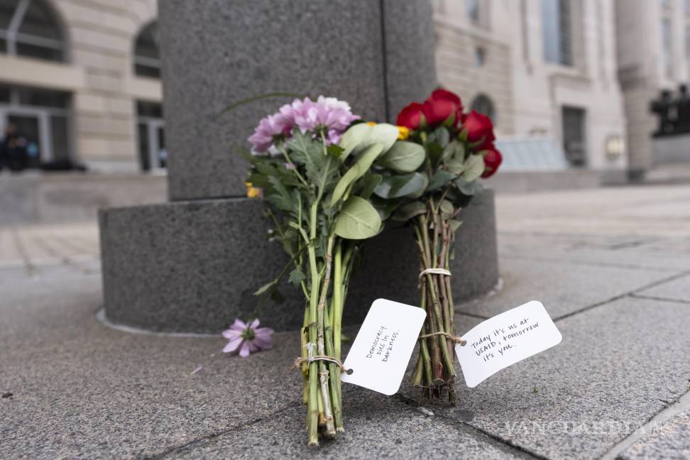 $!Flores afuera de la oficina de la Agencia de los Estados Unidos para el Desarrollo Internacional o de la oficina de USAID en Washington.