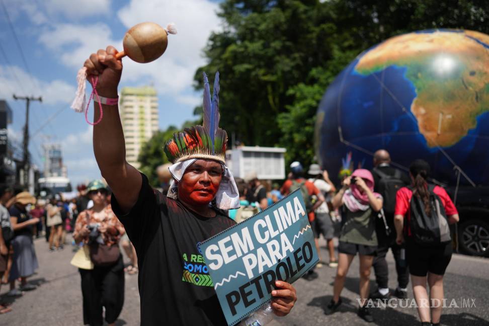 $!Activistas indígenas en una manifestación en la conferencia COP30 en Belém, Brasil.