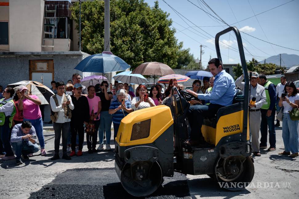 $!Cuadrillas municipales realizan labores de bacheo en colonias como Las Teresitas, Valle de las Flores y Mirasierra, entre muchas otras.